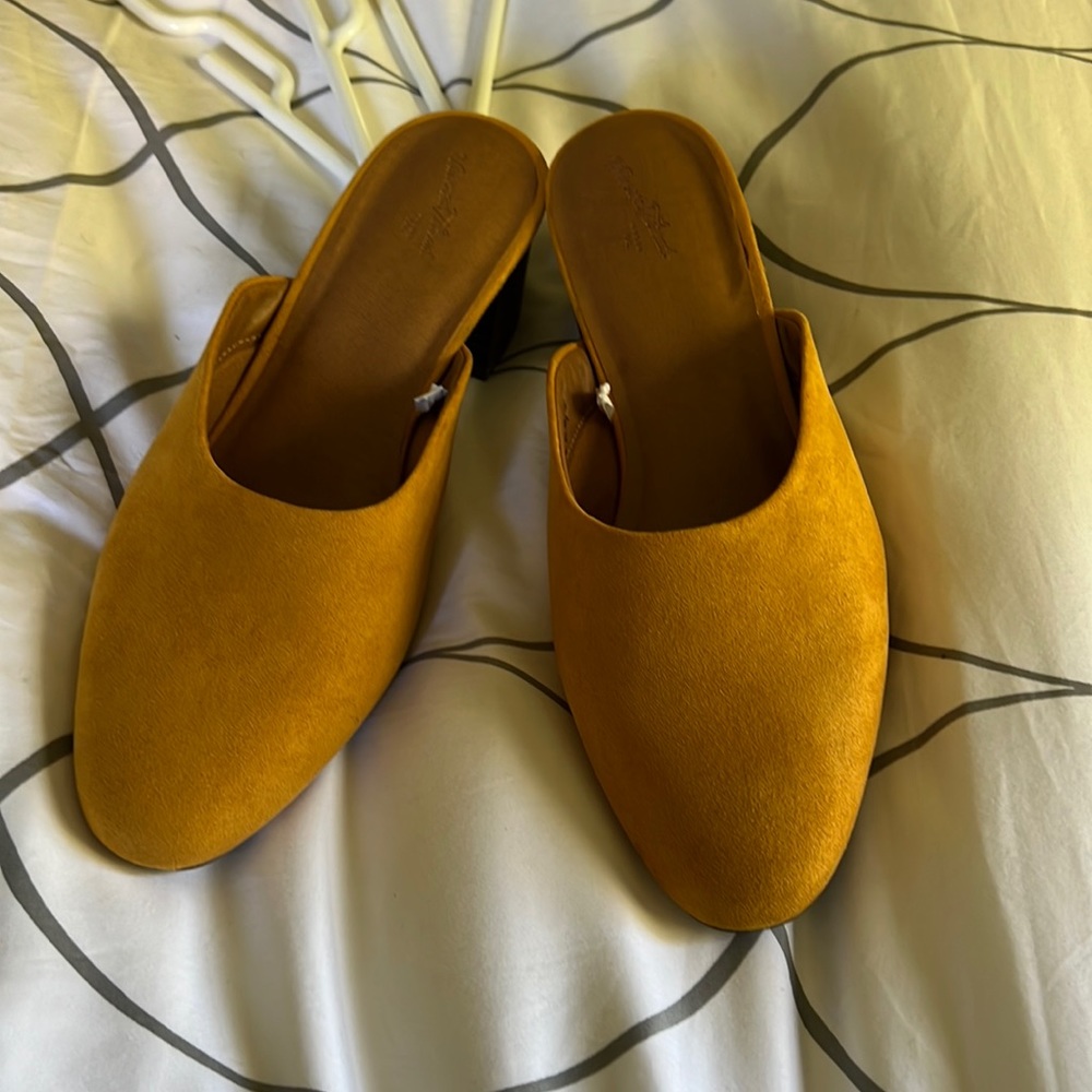 Universal thread suede mule